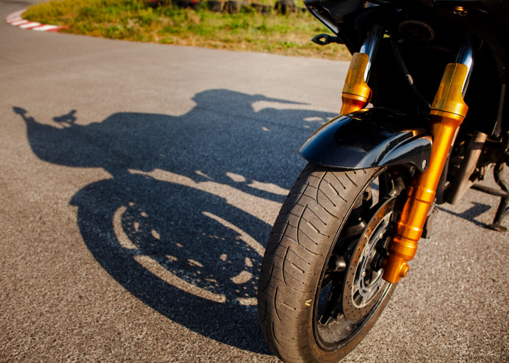 Motocykle powypadkowe ze Szwajcarii: ile kosztuje import i na co uważać